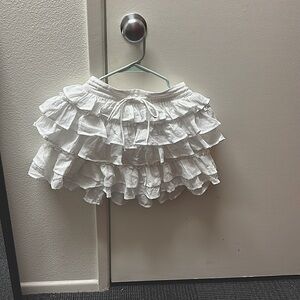 White adjustable ruffle skirt
NEVER WORN!!!